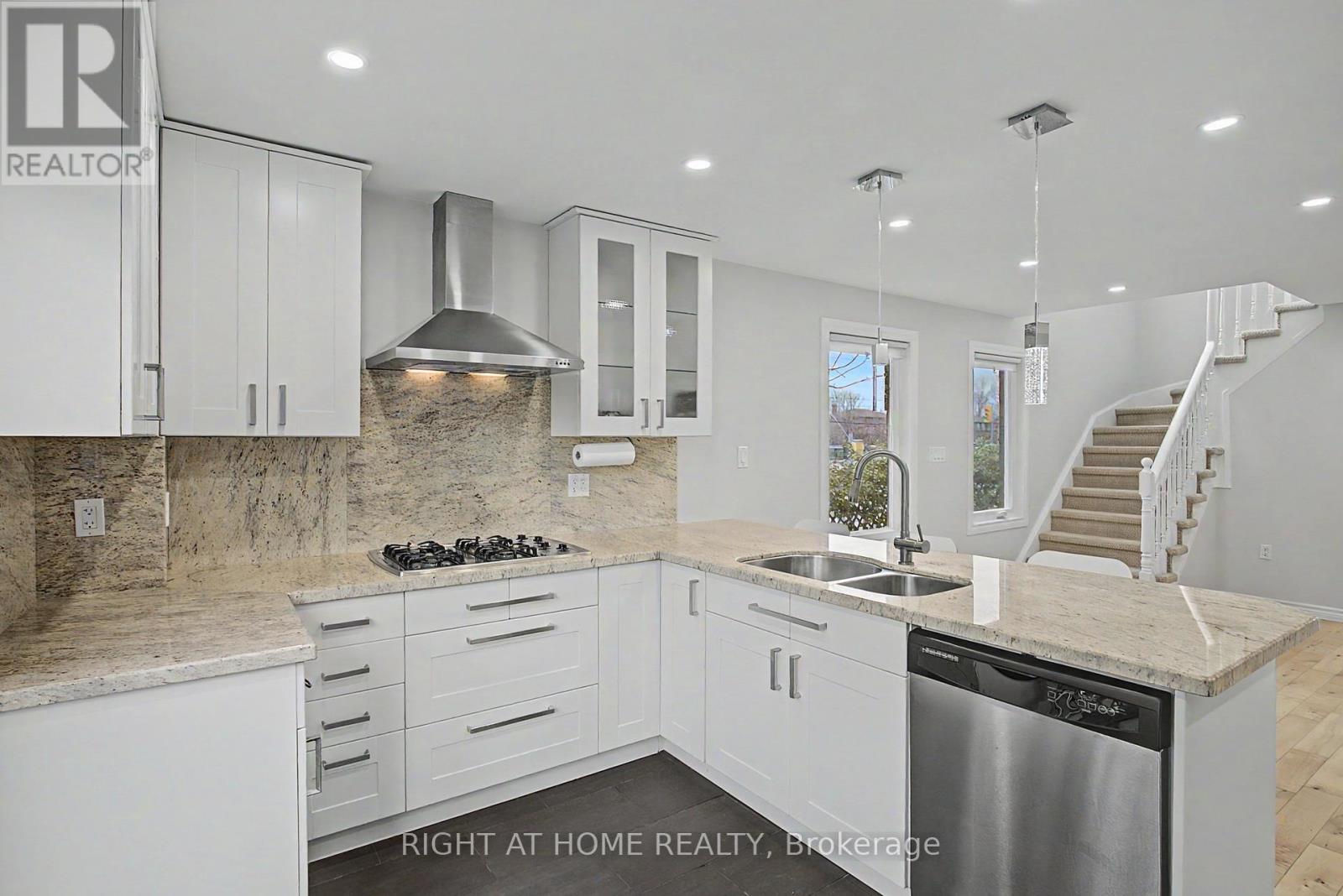 71 Avenue Road, Richmond Hill, Ontario  L4C 9N6 - Photo 5 - N13028618
