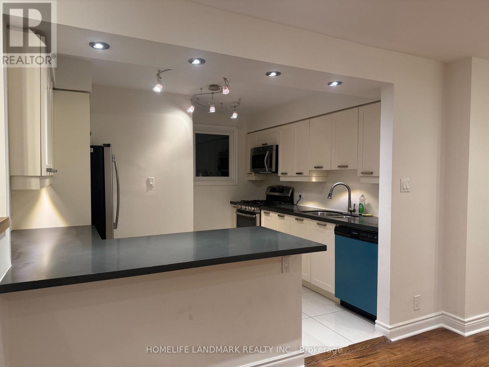 307 Axminster Drive, Richmond Hill, Ontario  L4C 2W3 - Photo 6 - N13068748