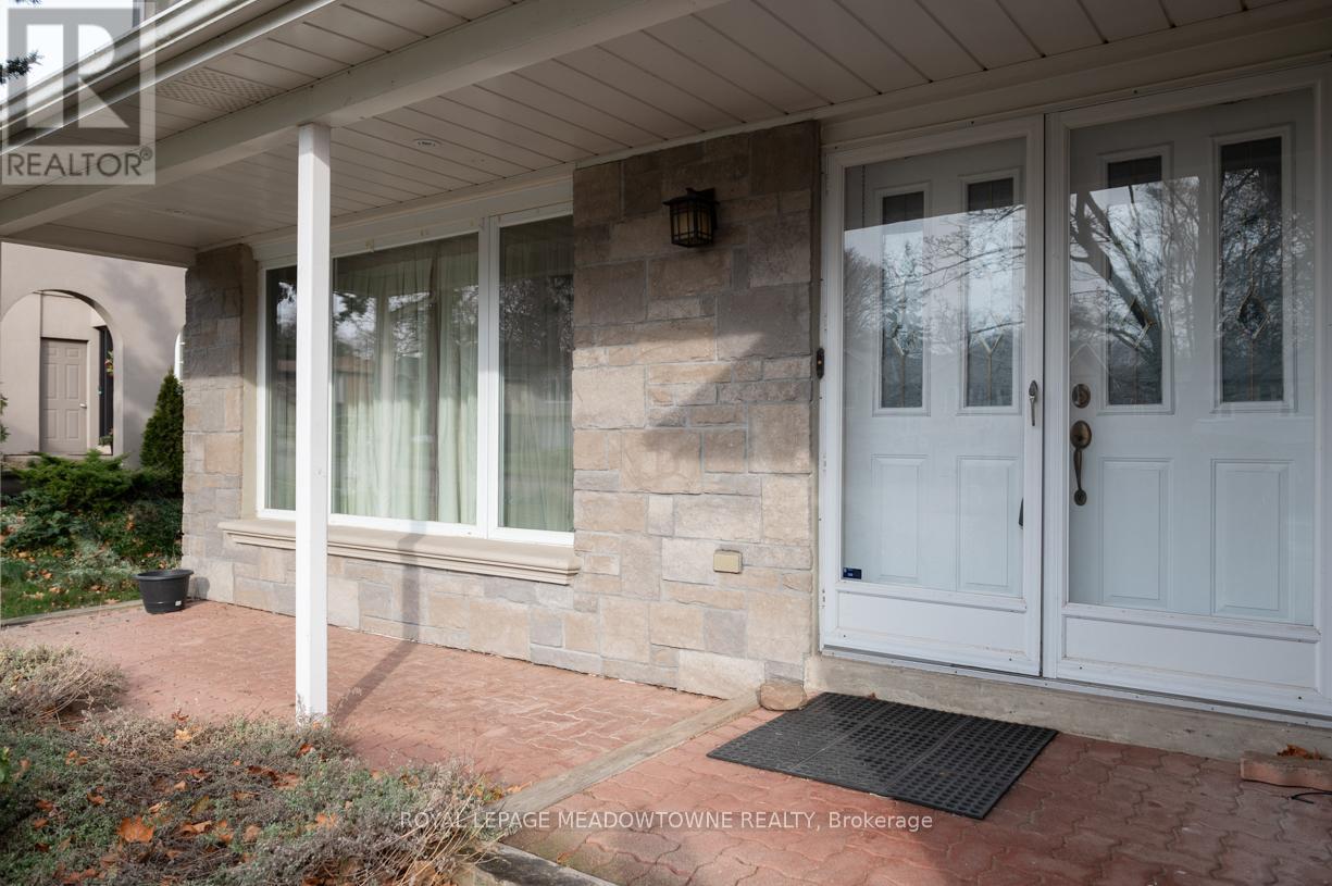 1435 Petrie Way, Mississauga, Ontario  L5J 3Z7 - Photo 2 - W13068820