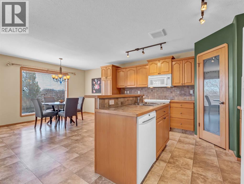 107 Vista Close Se, Medicine Hat, Alberta  T1B 0M3 - Photo 6 - A2302481