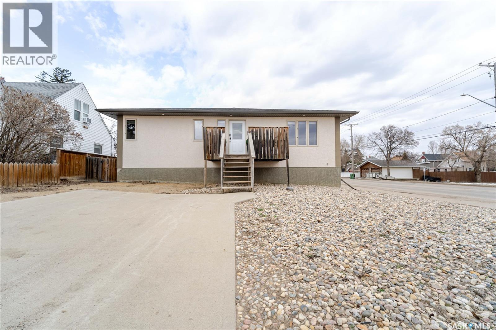 805 4th Avenue Nw, Moose Jaw, Saskatchewan  S6H 3W8 - Photo 3 - SK034483