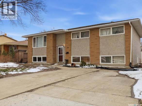19 Dixon Crescent, Regina, Saskatchewan  S4N 1V3 - Photo 2 - SK034287