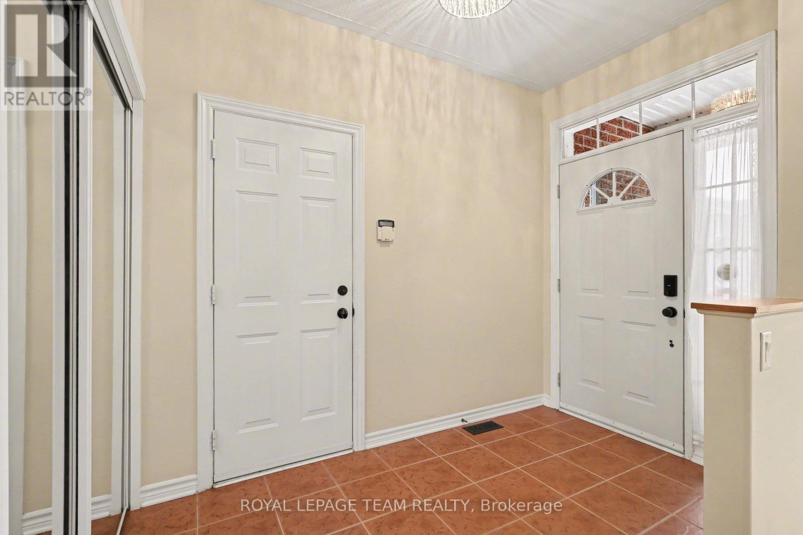 751 Vermillion Drive, Ottawa, Ontario  K1V 1V8 - Photo 4 - X12930136