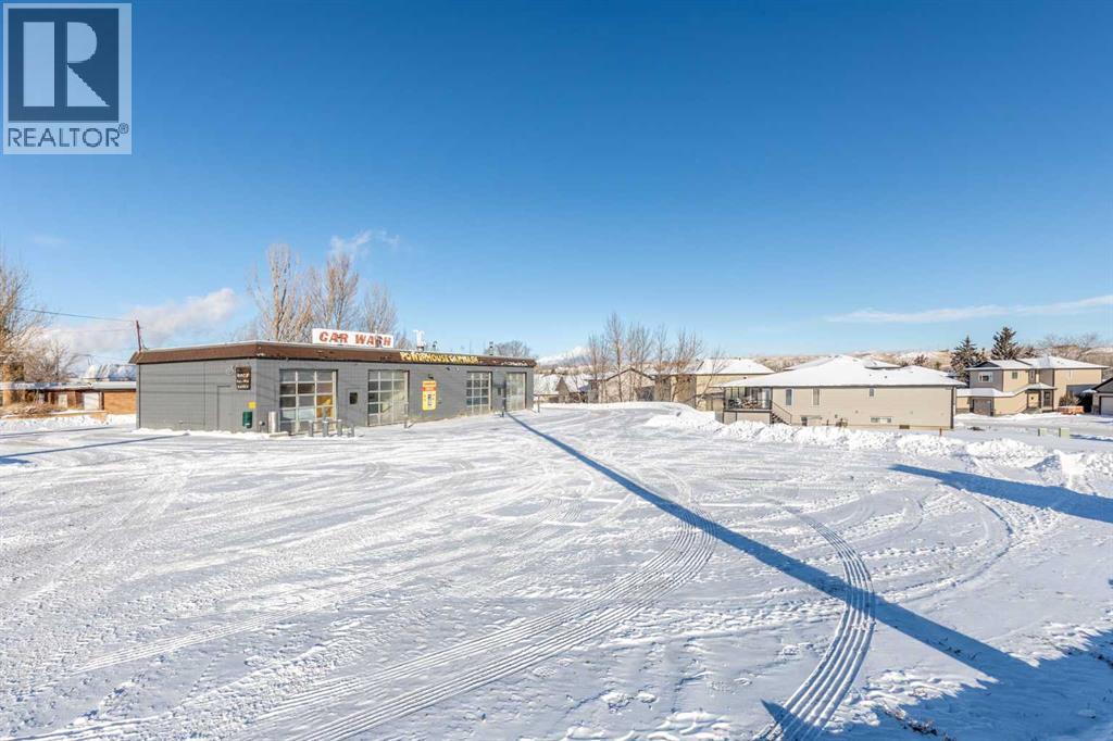 1140 1 Street SW, Medicine Hat, Alberta  T1A 3Z9 - Photo 2 - A2283590