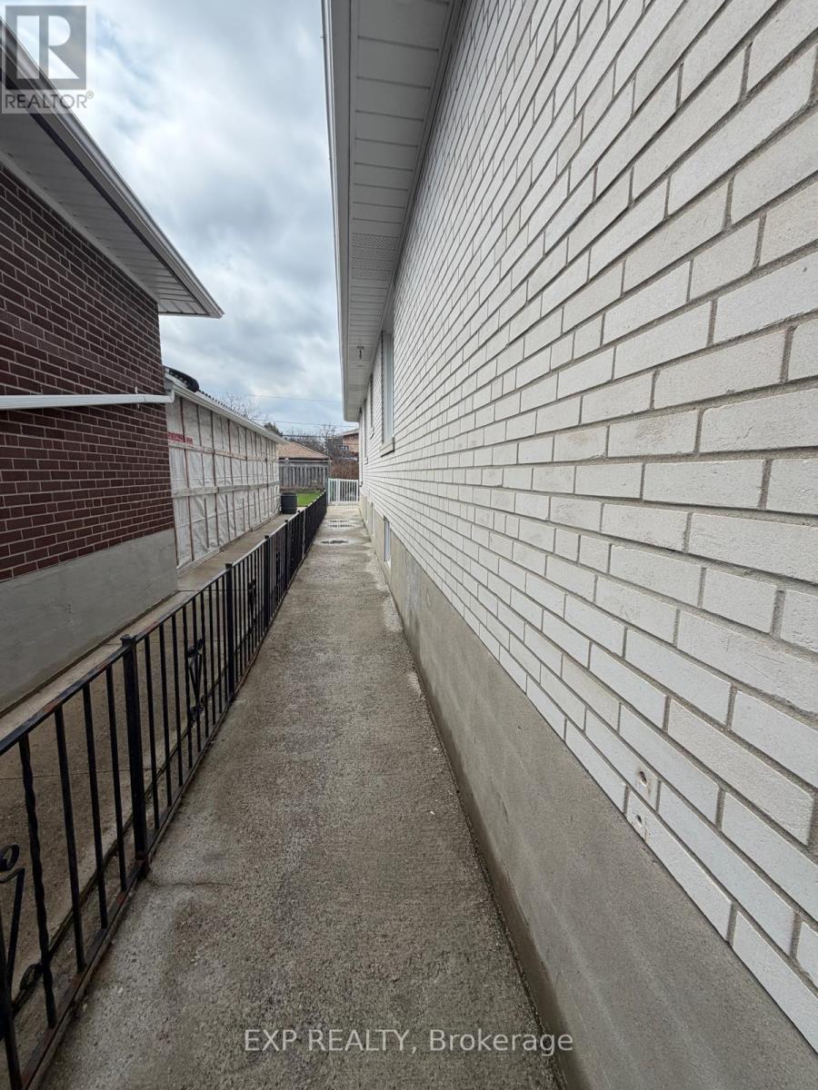 Lower - 78 Brampton Road, Toronto, Ontario  M9R 3J9 - Photo 6 - W12950144