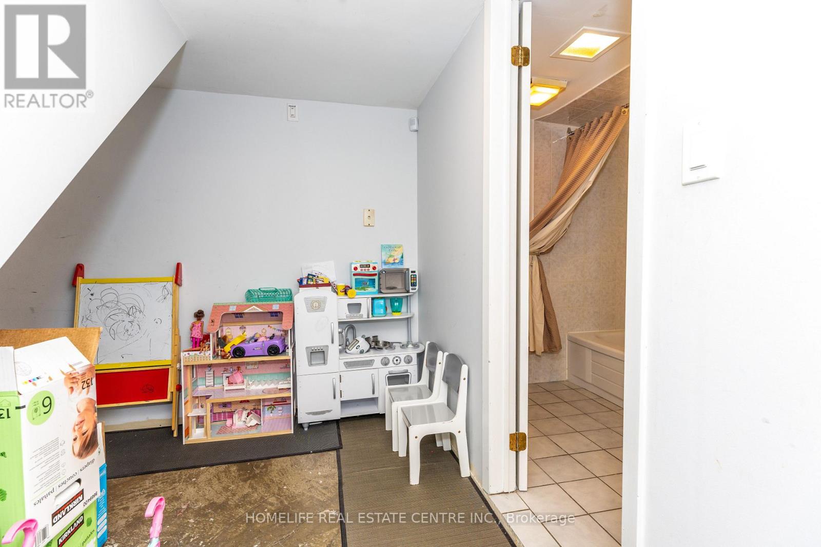 172 Calvington Drive, Toronto, Ontario  M3M 2M9 - Photo 19 - W12977494