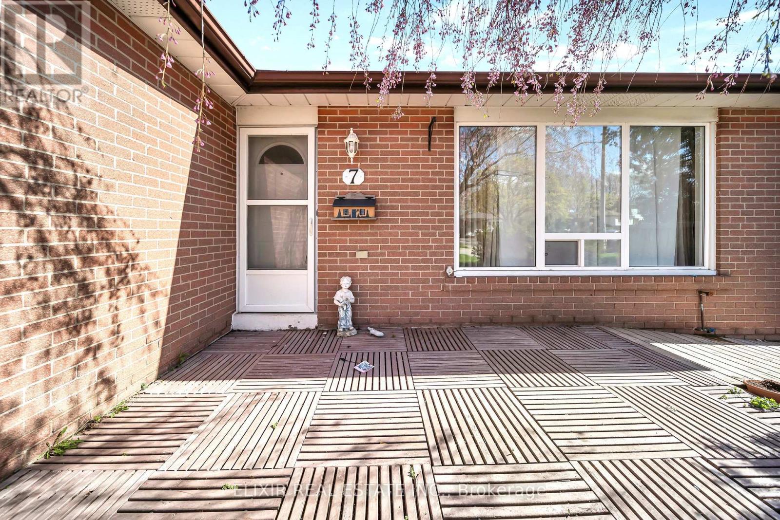 7 Drayton Crescent, Brampton, Ontario  L6T 3G6 - Photo 4 - W13065770