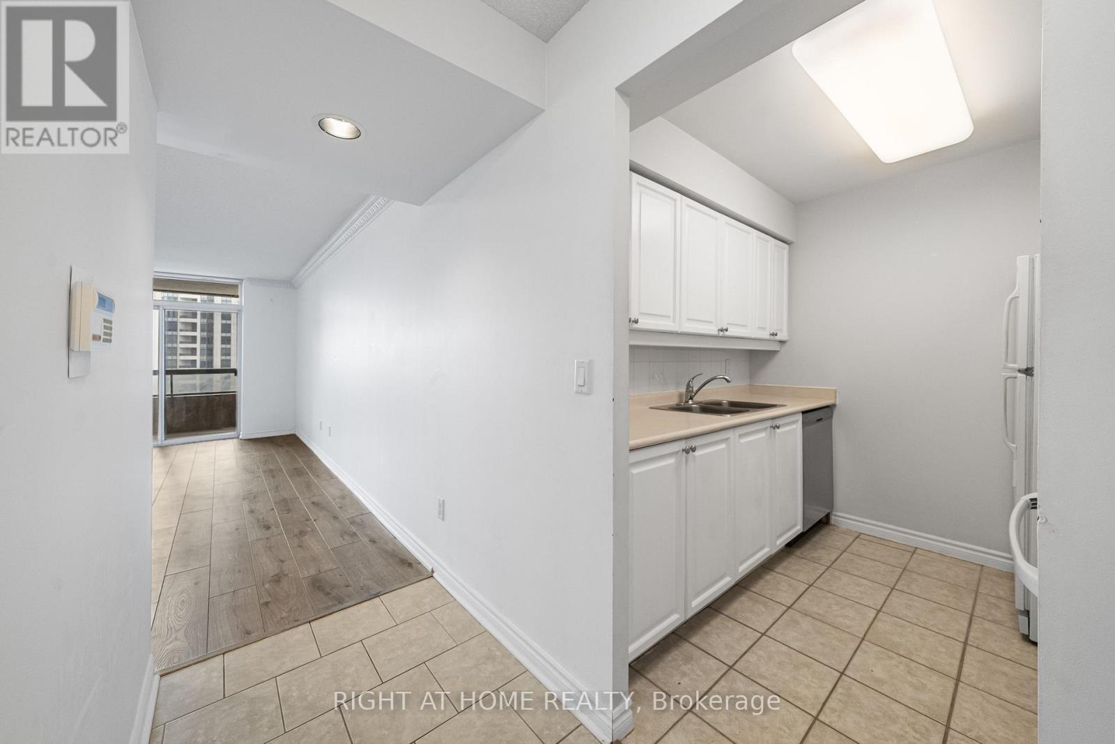 1707 - 18 Sommerset Way, Toronto, Ontario  M2N 6X5 - Photo 7 - C13069332