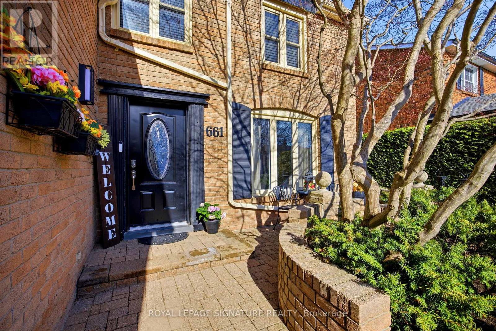 661 Weyburn Square, Pickering, Ontario  L1V 3V3 - Photo 2 - E13069388
