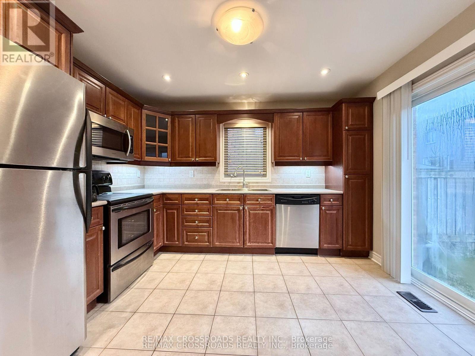 158 Gail Parks Crescent, Newmarket, Ontario  L3X 3C1 - Photo 5 - N13069406