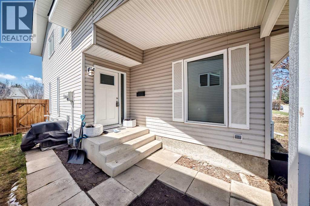 119 Woodglen Grove SW, Calgary, Alberta  T2W 4J9 - Photo 2 - A2304961