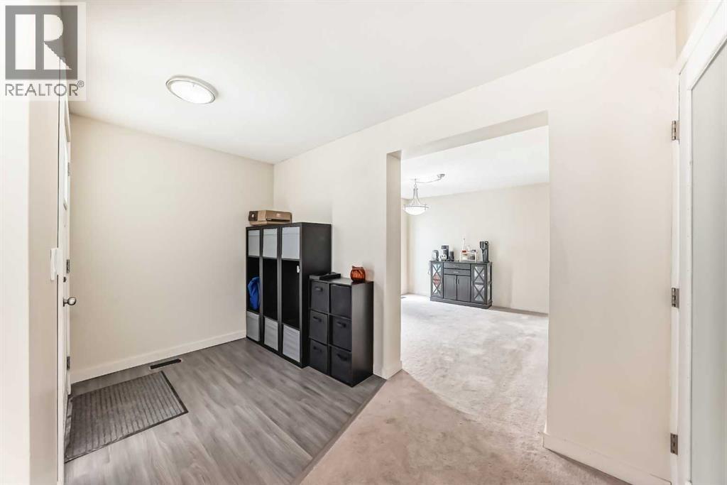 119 Woodglen Grove SW, Calgary, Alberta  T2W 4J9 - Photo 4 - A2304961