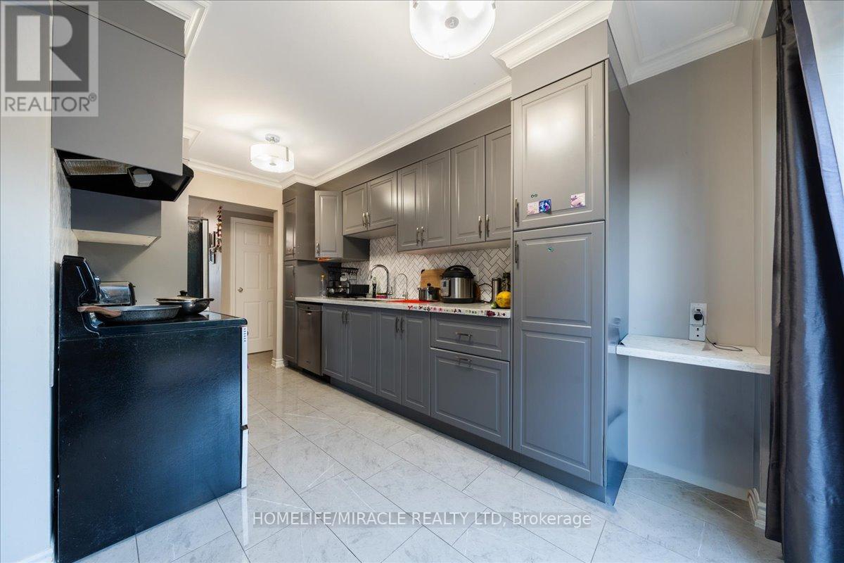613 Galloway Crescent, Mississauga, Ontario  L5C 3R7 - Photo 11 - W13069072
