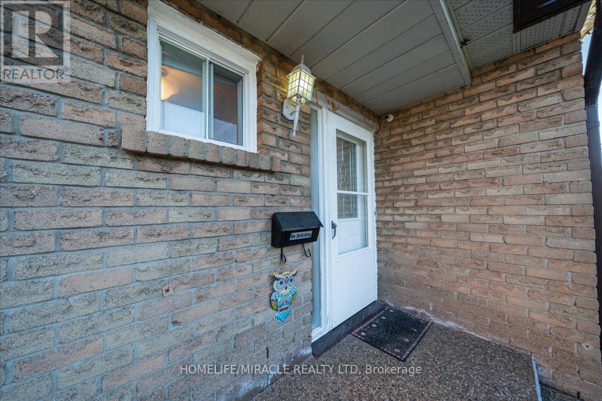 613 Galloway Crescent, Mississauga, Ontario  L5C 3R7 - Photo 7 - W13069072
