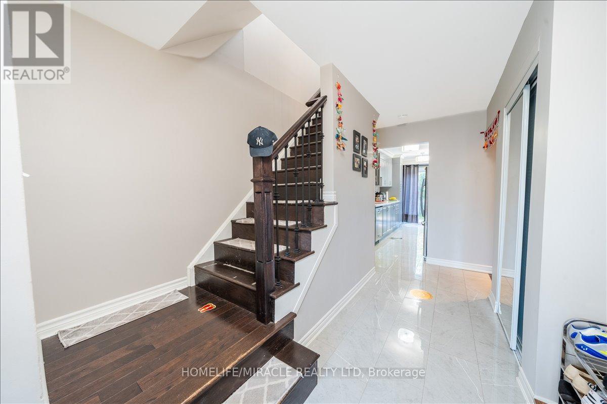 613 Galloway Crescent, Mississauga, Ontario  L5C 3R7 - Photo 8 - W13069072