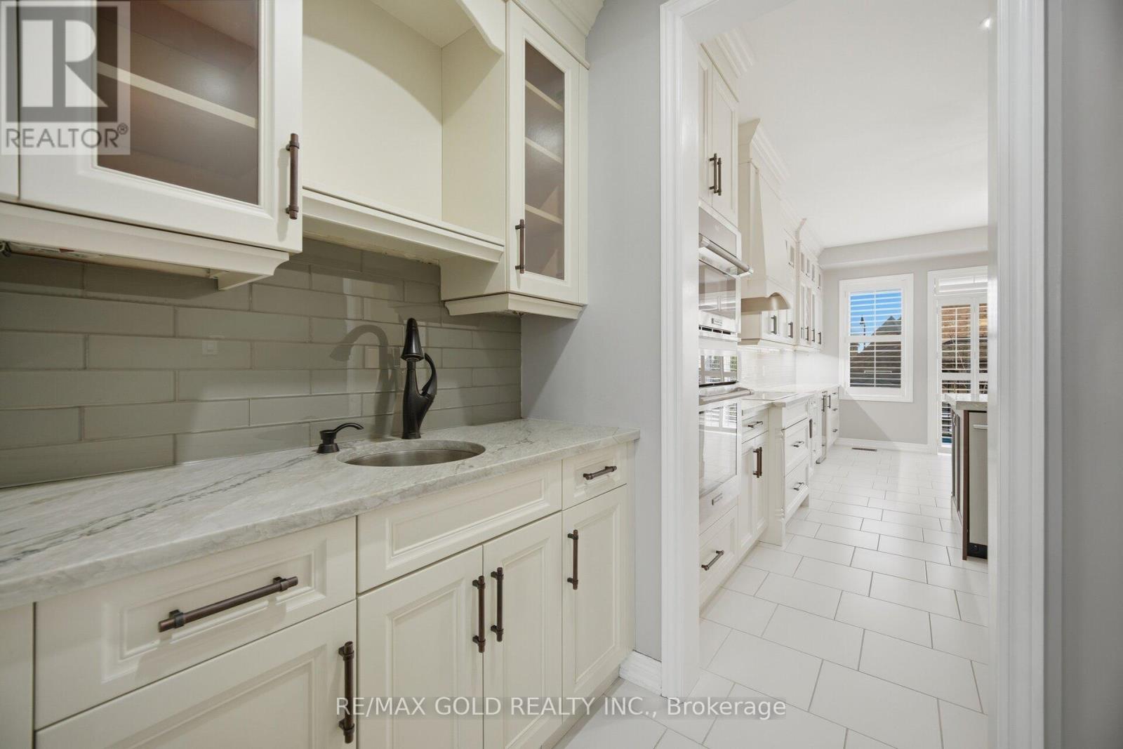 53 Martin Byrne Drive, Brampton, Ontario  L6P 4C2 - Photo 6 - W13069368