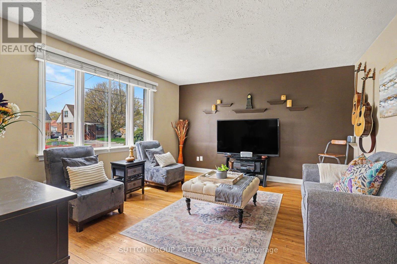 323 Wilson Road S, Oshawa, Ontario  L1H 6C4 - Photo 2 - E13069488