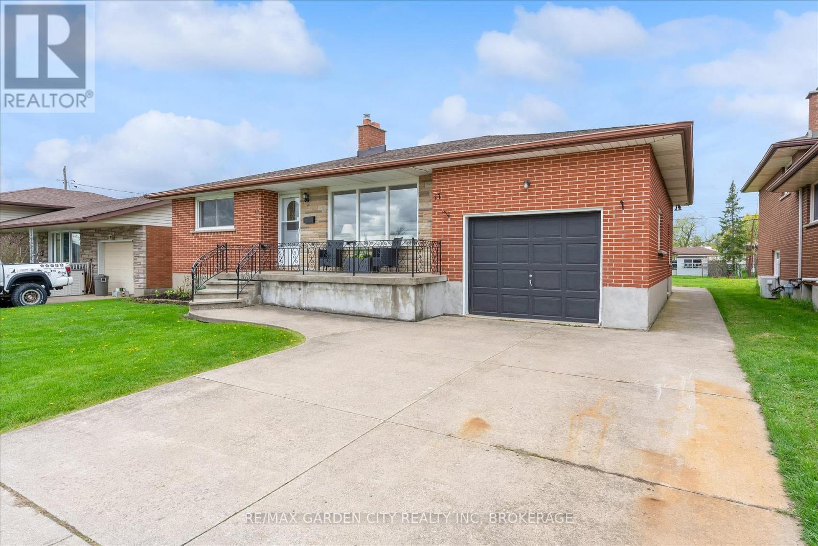 17 St. Charles Drive, Thorold, Ontario  L2V 2W3 - Photo 2 - X13069564