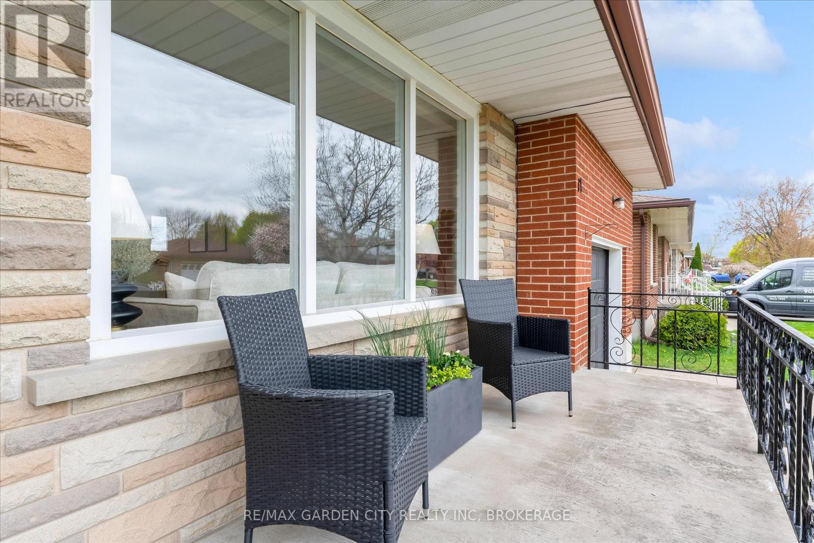 17 St. Charles Drive, Thorold, Ontario  L2V 2W3 - Photo 3 - X13069564