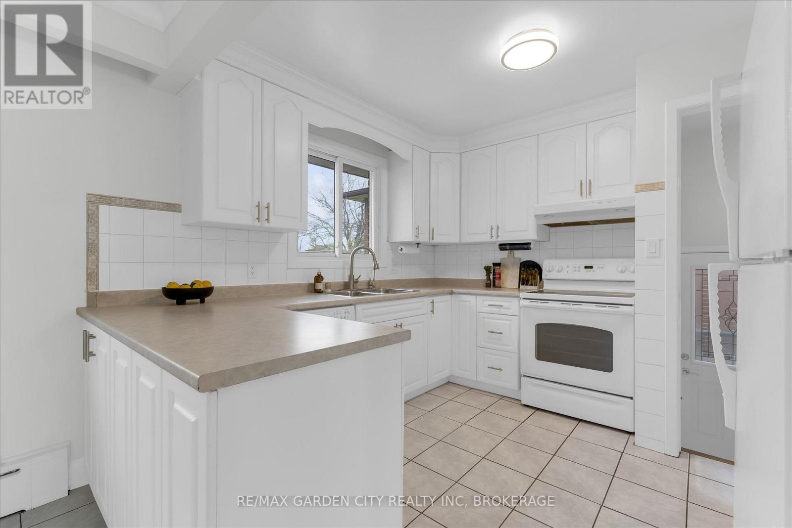 17 St. Charles Drive, Thorold, Ontario  L2V 2W3 - Photo 8 - X13069564