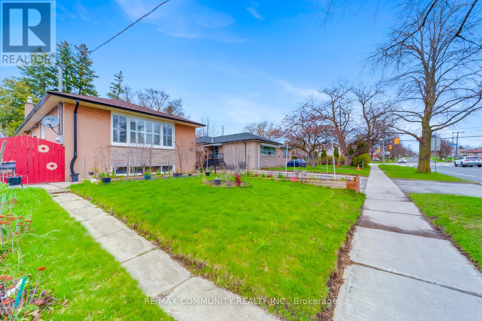 118 Brimorton Drive, Toronto, Ontario  M1P 4A1 - Photo 3 - E13059758