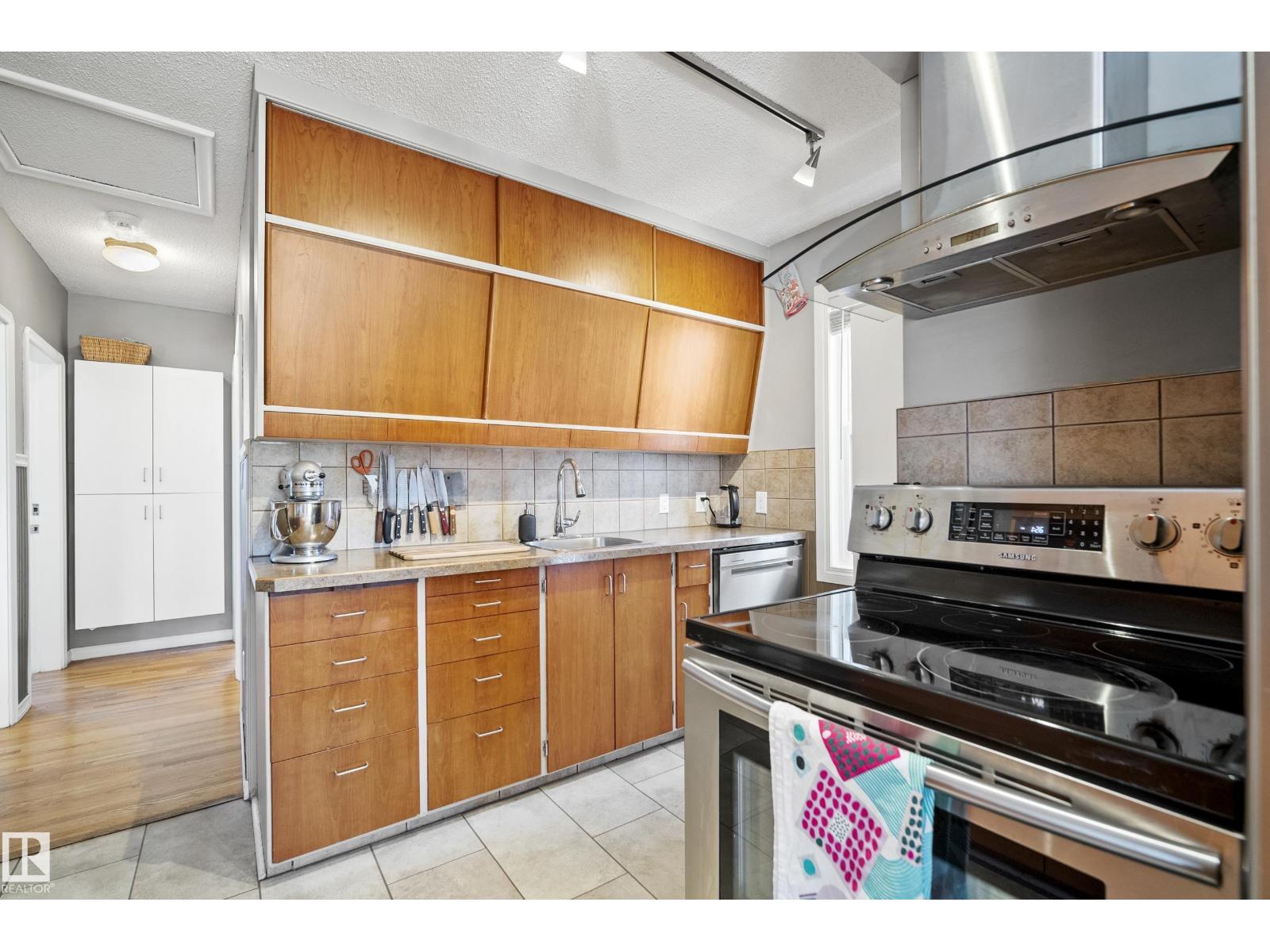 8946 80 Av Nw, Edmonton, Alberta  T6C 0T7 - Photo 11 - E4485182
