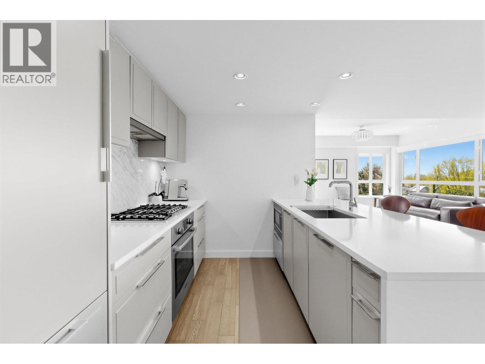 304 7828 Granville Street, Vancouver, British Columbia  V6P 4Z2 - Photo 3 - R3115901