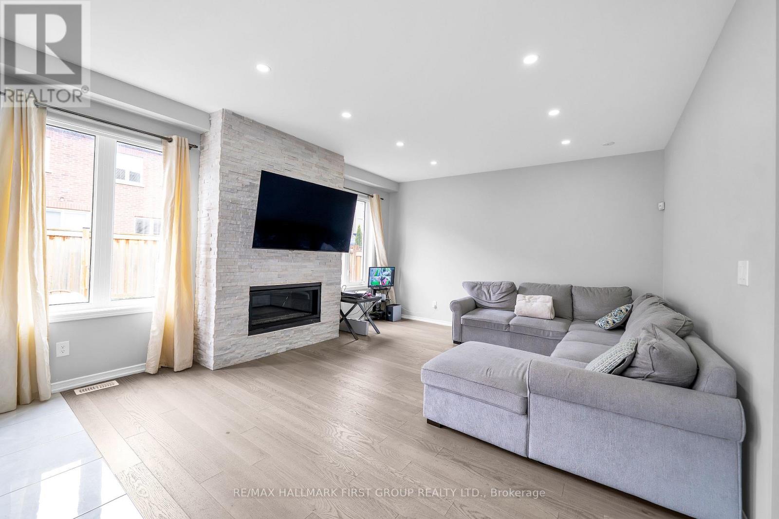 2554 Stallion Drive, Oshawa, Ontario  L1L 0M3 - Photo 4 - E13069750