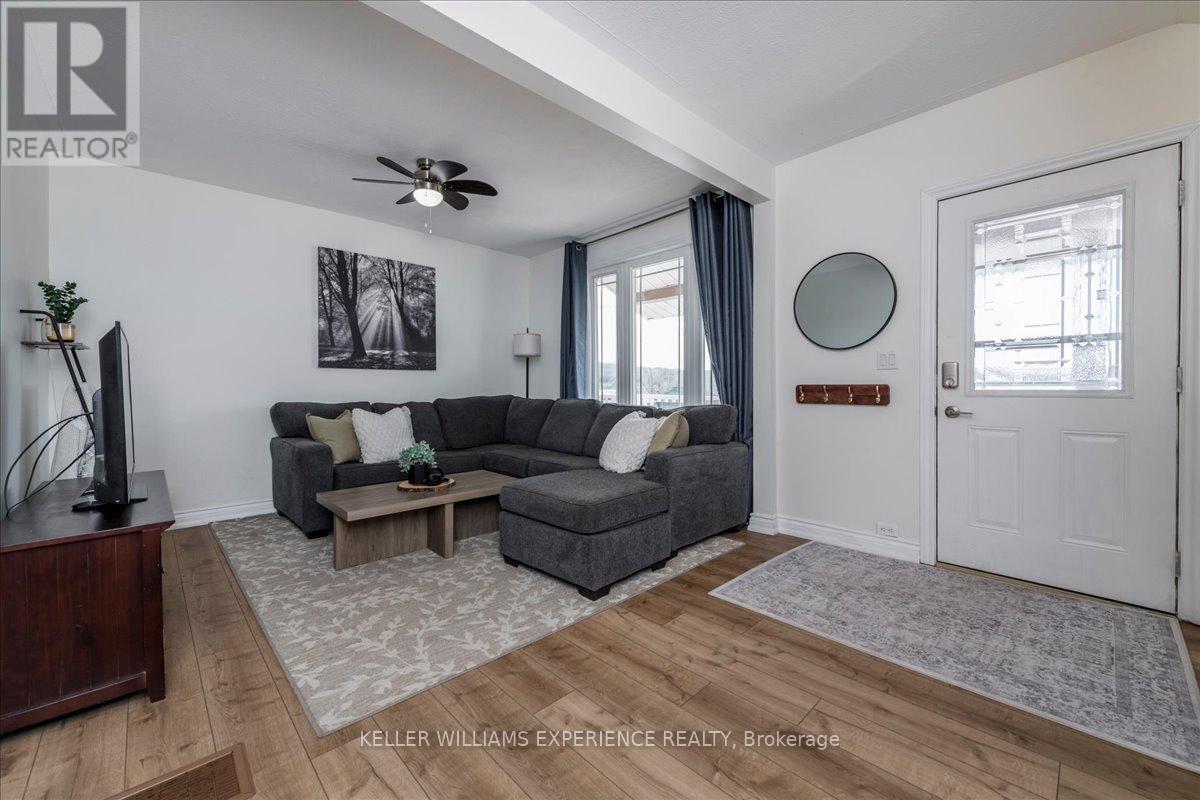 80 Robert Street W, Penetanguishene, Ontario  L9M 1P2 - Photo 4 - S13070006