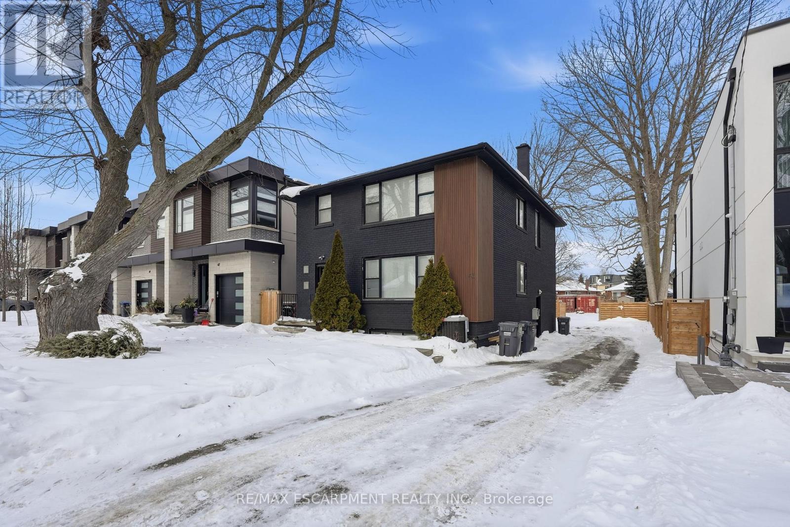 43 BROADVIEW AVENUE, Mississauga, Ontario