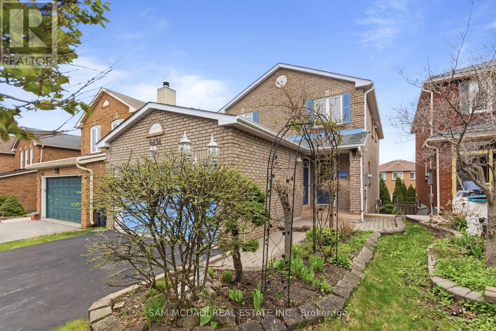 6434 Longspur Road, Mississauga, Ontario  L5N 6E4 - Photo 3 - W13070068