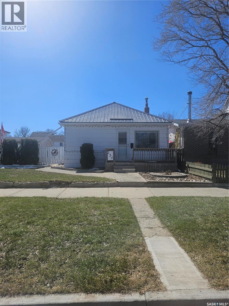 237 Duffield Street W, Moose Jaw, Saskatchewan  S6H 5H2 - Photo 1 - SK034575