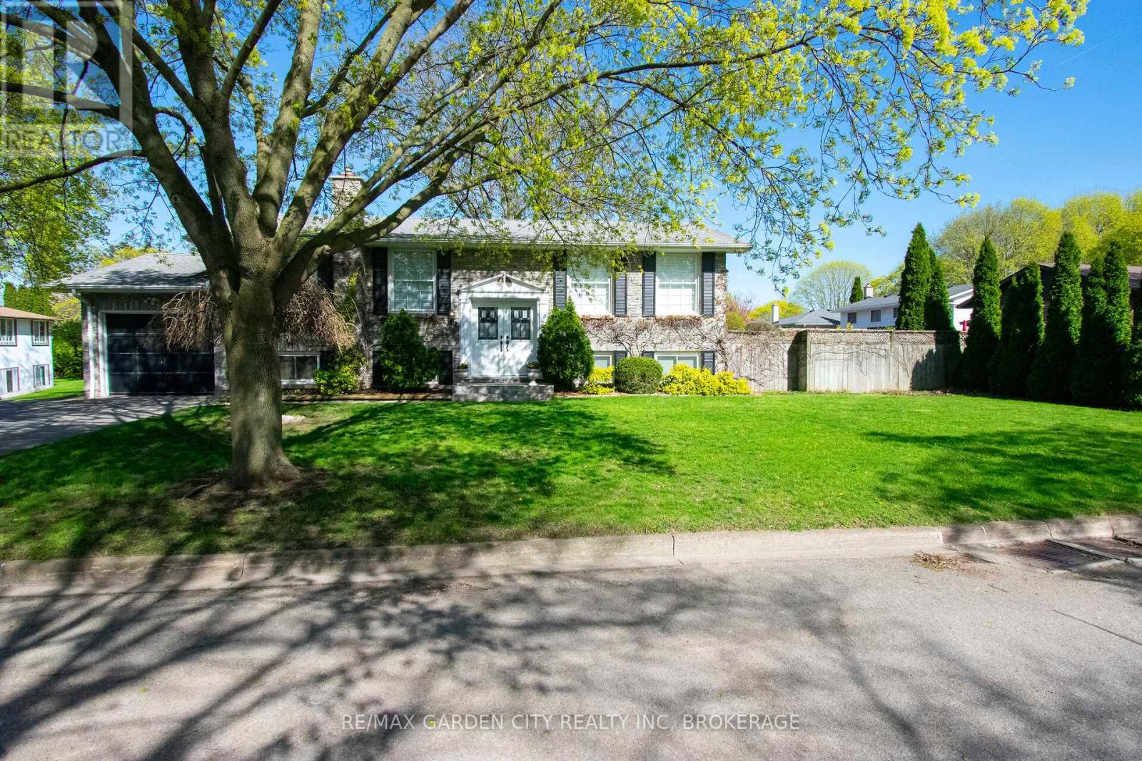 22 Shetland Crescent, St. Catharines, Ontario  L2P 3P7 - Photo 2 - X13070208