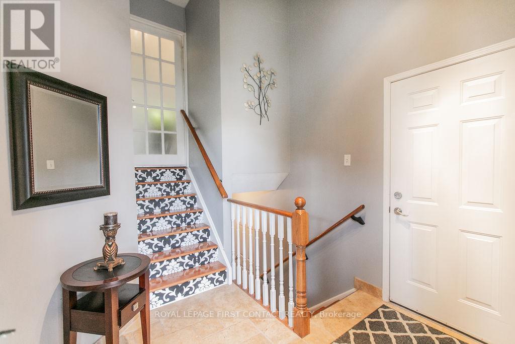 28 Hewitt Place, Barrie, Ontario  L4M 7B3 - Photo 3 - S12770876
