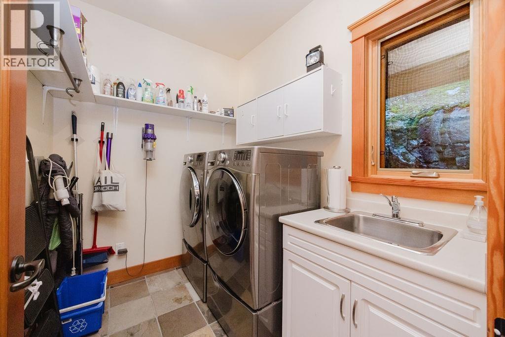 401 Skyline Drive, Gibsons, British Columbia  V0N 1V8 - Photo 32 - R3118260