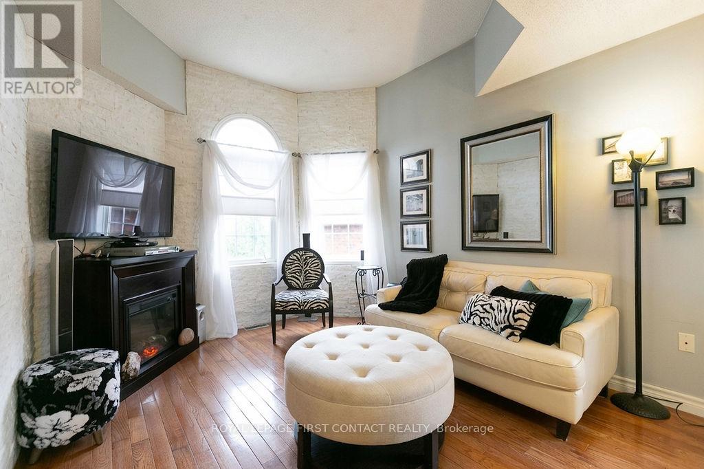 28 Hewitt Place, Barrie, Ontario  L4M 7B3 - Photo 4 - S12770876