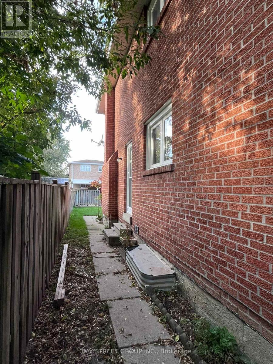Lower - 1611 Lewes Way, Mississauga, Ontario  L4W 3H5 - Photo 2 - W13070194