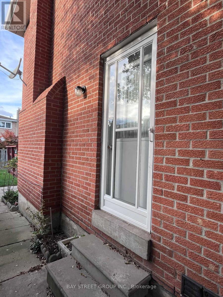 Lower - 1611 Lewes Way, Mississauga, Ontario  L4W 3H5 - Photo 3 - W13070194