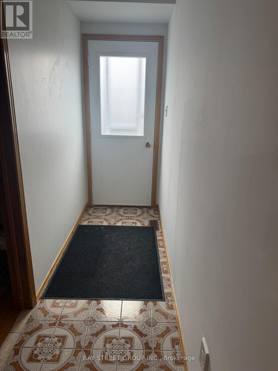 Lower - 1611 Lewes Way, Mississauga, Ontario  L4W 3H5 - Photo 4 - W13070194