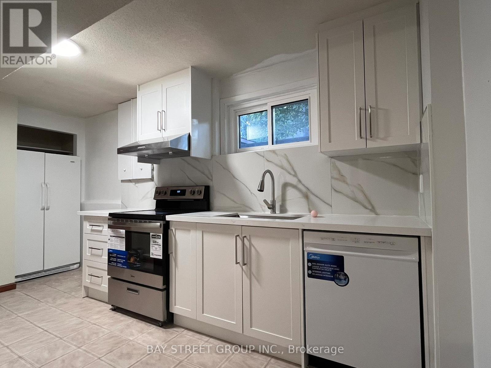 Lower - 1611 Lewes Way, Mississauga, Ontario  L4W 3H5 - Photo 5 - W13070194