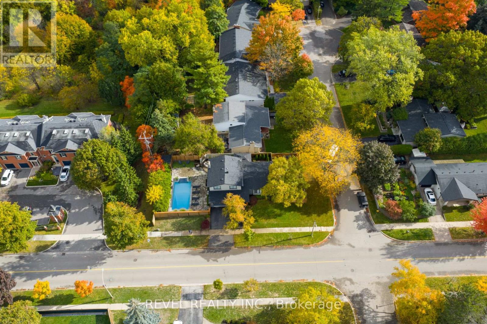 134 Fairwood Place W, Burlington, Ontario  L7T 4B6 - Photo 1 - W13070240