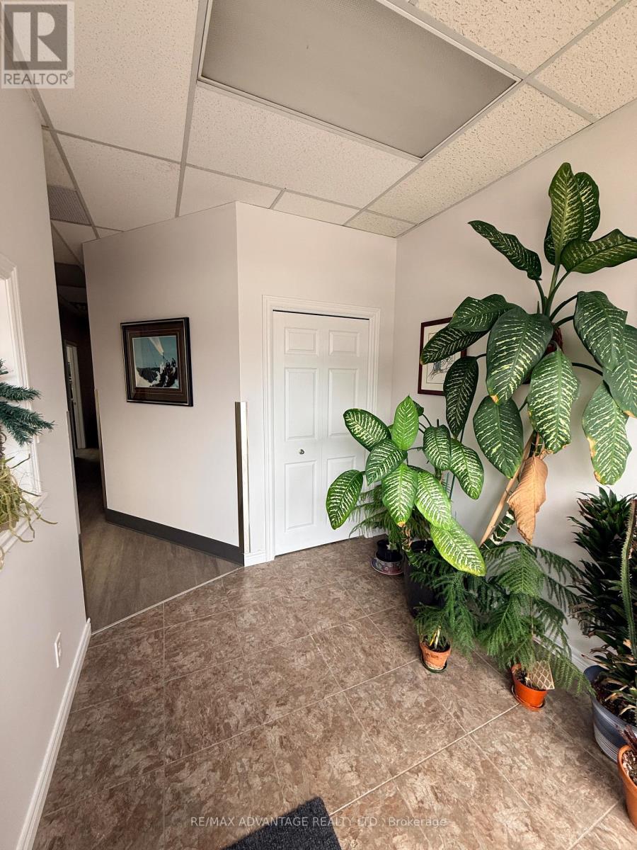 25 Baseline Road W, London South, Ontario  N6J 1V1 - Photo 2 - X13070552