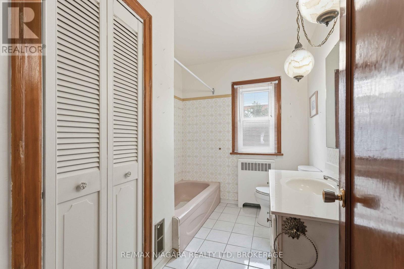 5737 Lowell Avenue, Niagara Falls, Ontario  L2G 4E4 - Photo 20 - X13070346