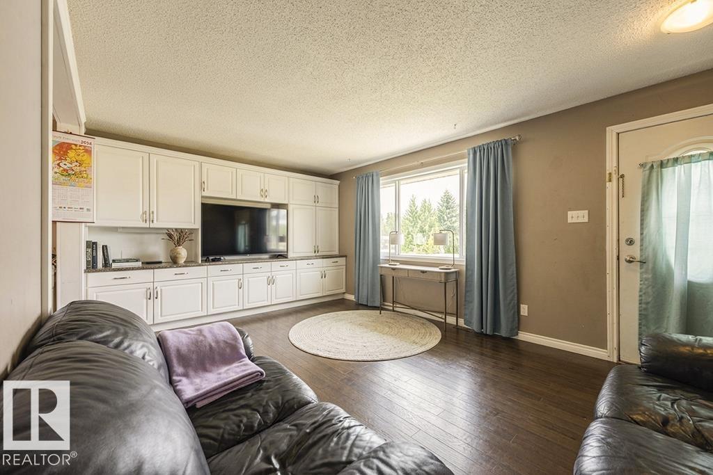 9827 152 St Nw, Edmonton, Alberta  T5P 1X2 - Photo 1 - E4485236