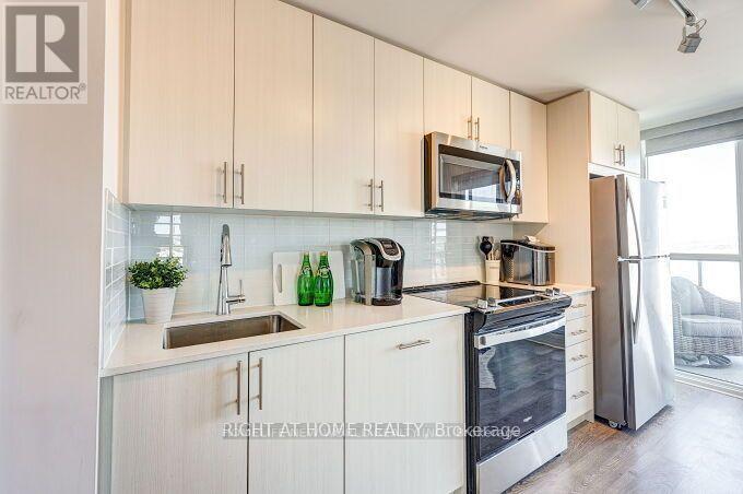 1807 - 2550 Simcoe Street N, Oshawa, Ontario  L1L 0R5 - Photo 2 - E13070352