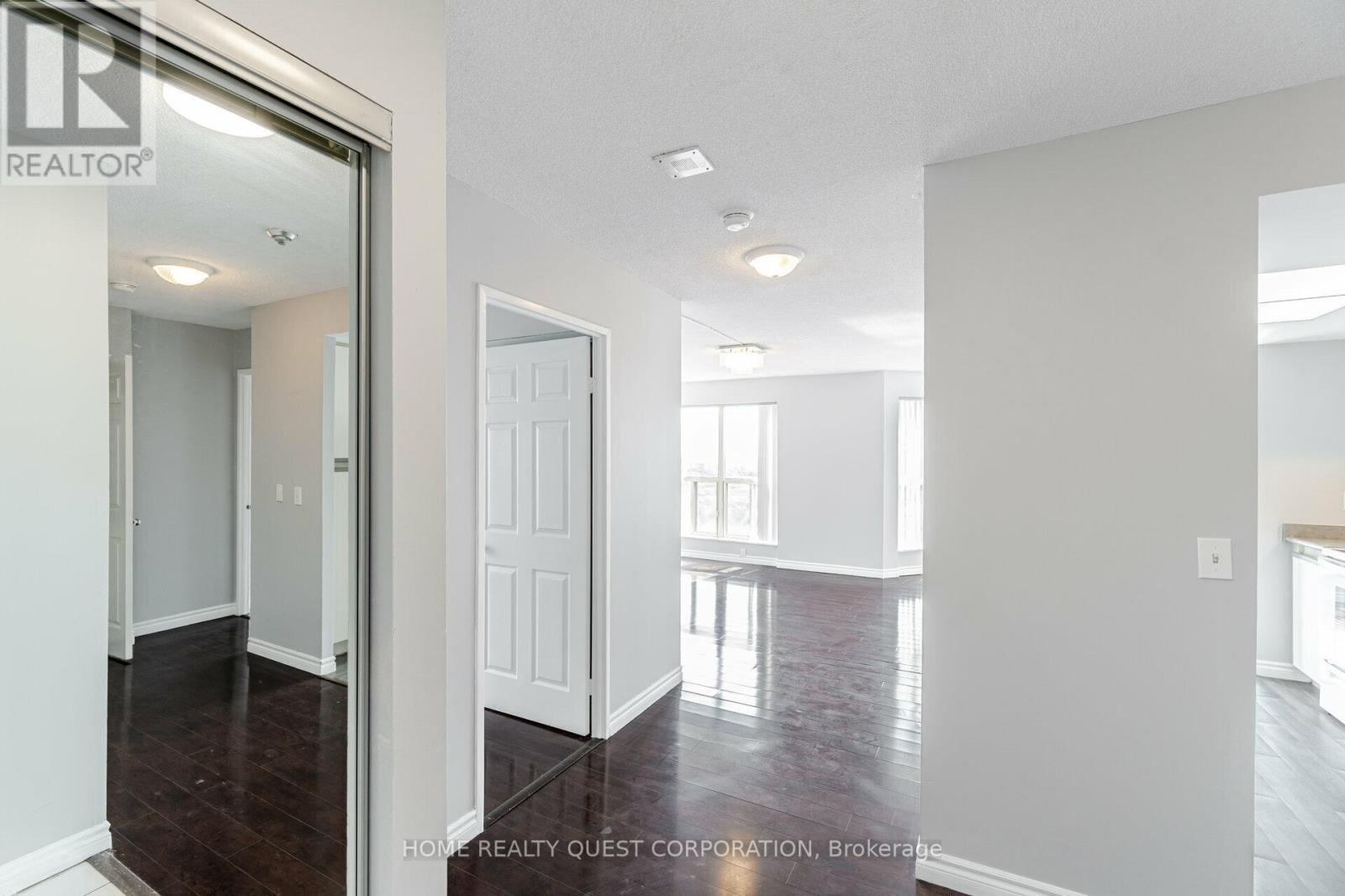 1410 - 325 Webb Drive, Mississauga, Ontario  L5B 3Z9 - Photo 4 - W13070350
