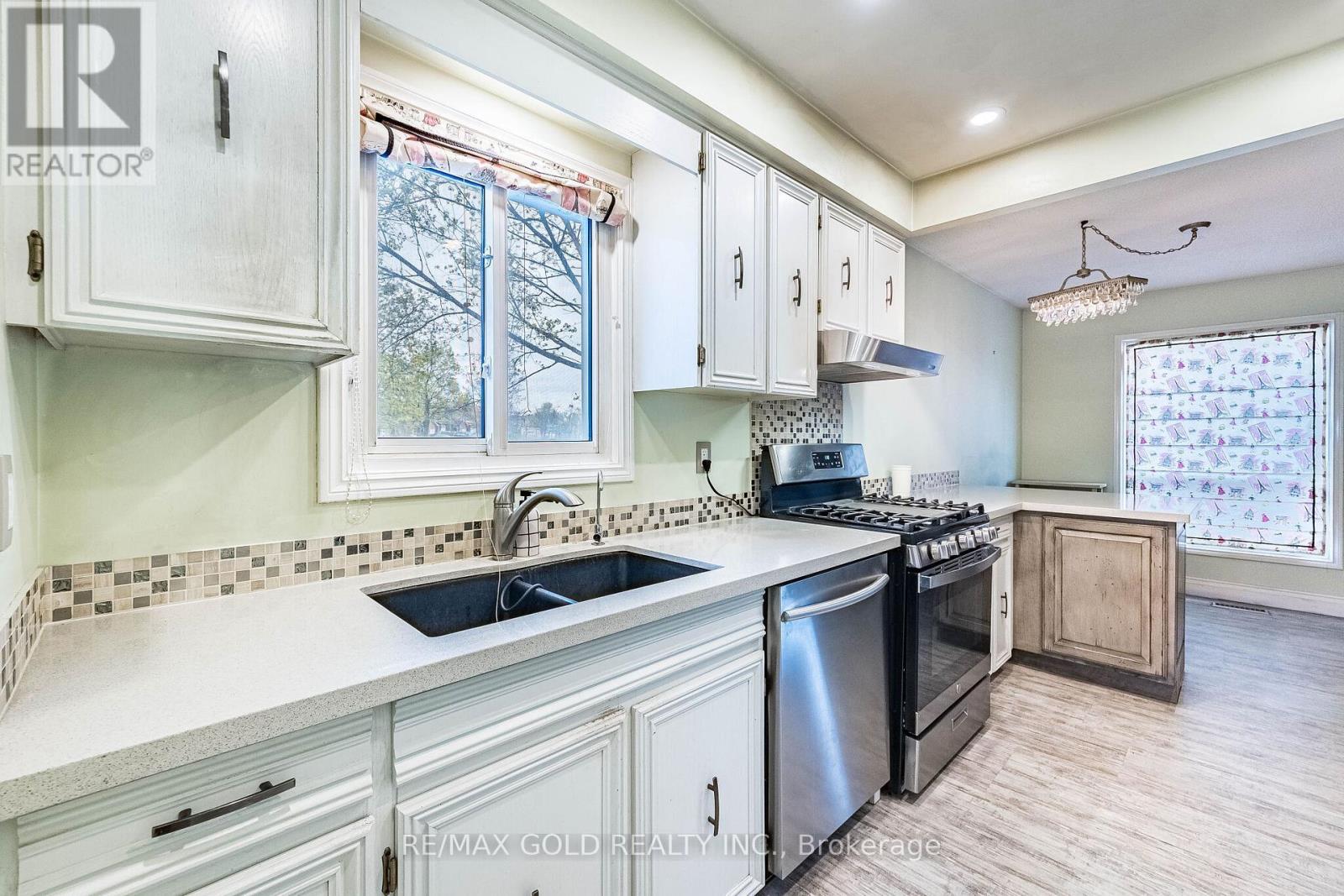 41 Simmons Boulevard, Brampton, Ontario  L6V 3W5 - Photo 10 - W13070486
