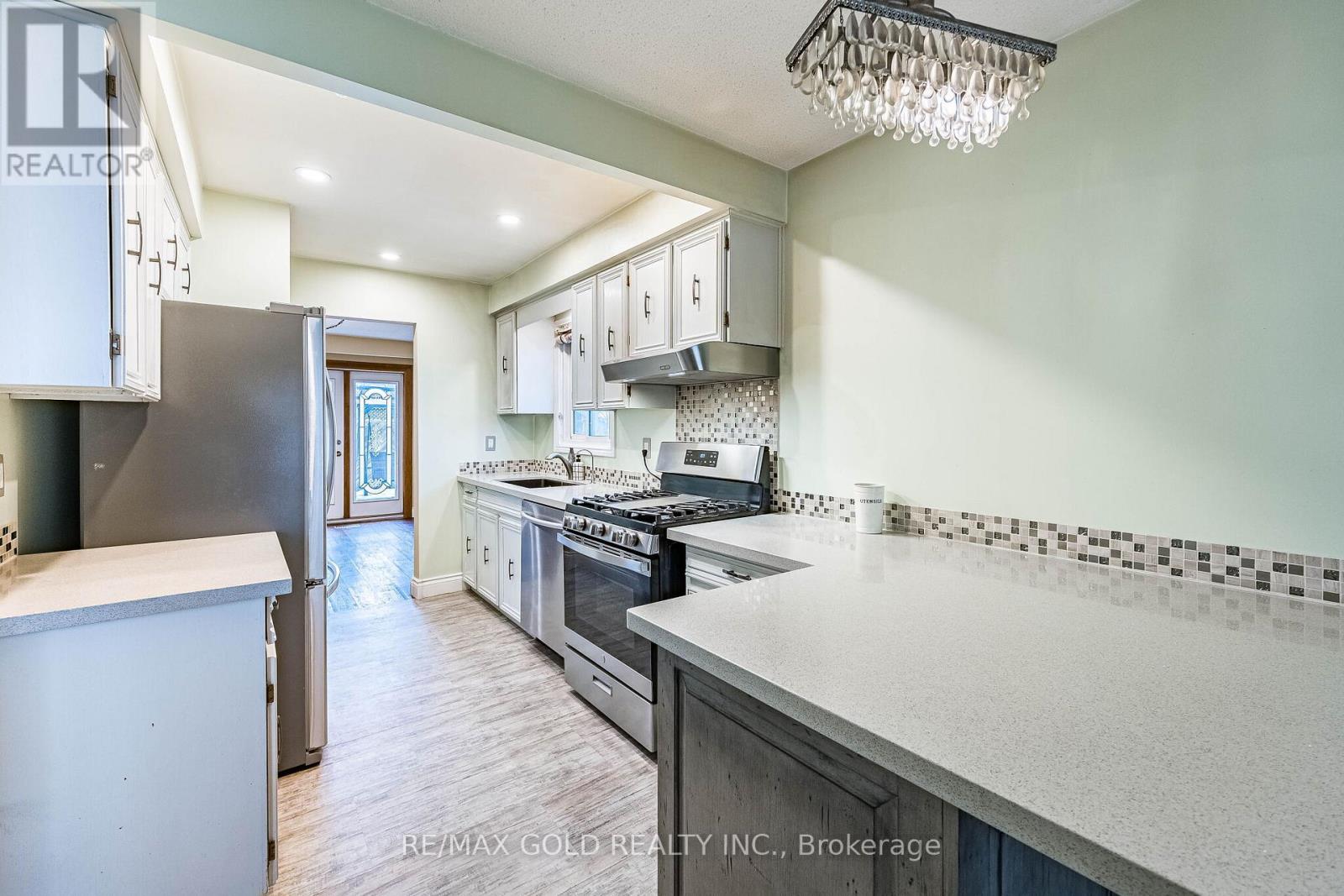 41 Simmons Boulevard, Brampton, Ontario  L6V 3W5 - Photo 9 - W13070486