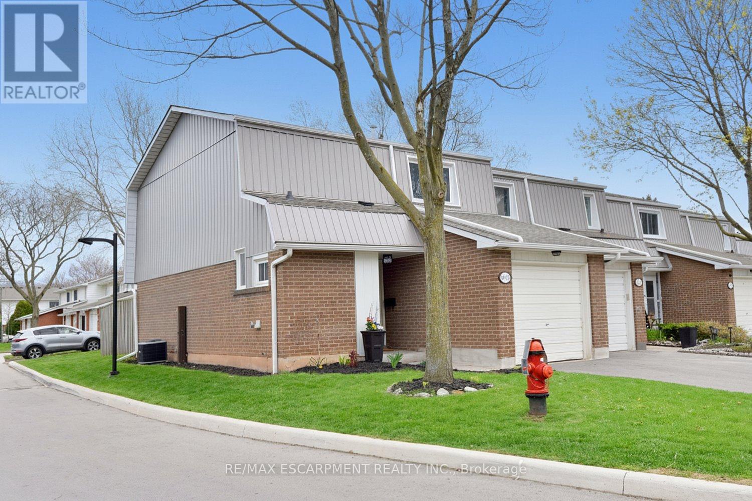 1 - 477 Woodview Road, Burlington, Ontario  L7N 2Z9 - Photo 3 - W13070536