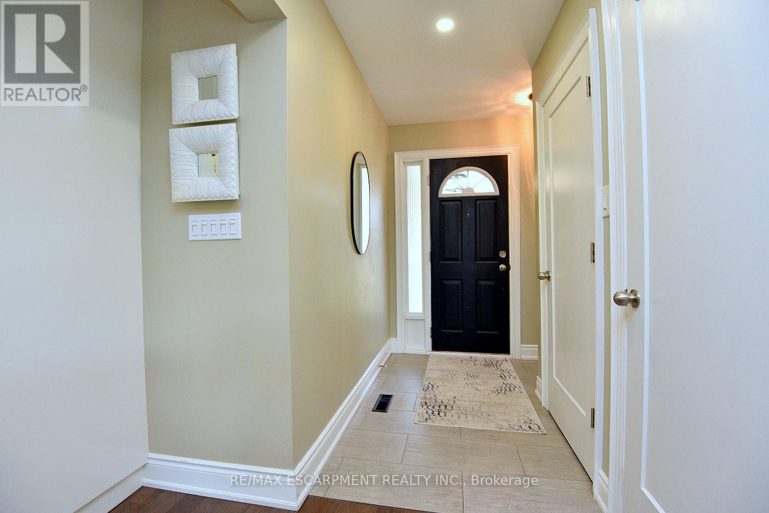 1 - 477 Woodview Road, Burlington, Ontario  L7N 2Z9 - Photo 5 - W13070536